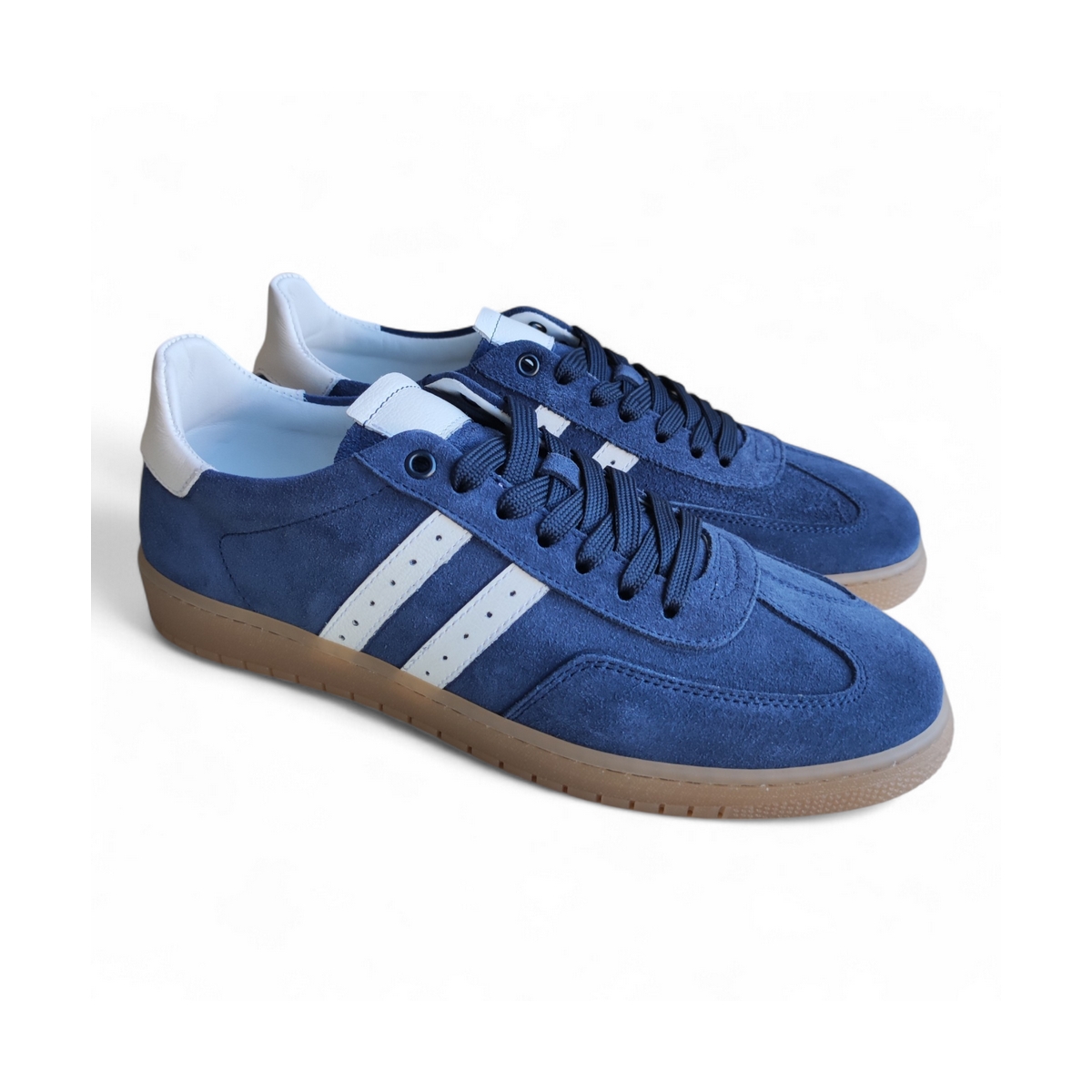 SNEAKERS ALLACCIATE UOMO IN PELLE SCAMOSCIATA BLU CON RIPORTI BIANCHI E FONDO AMBRA CUCITO