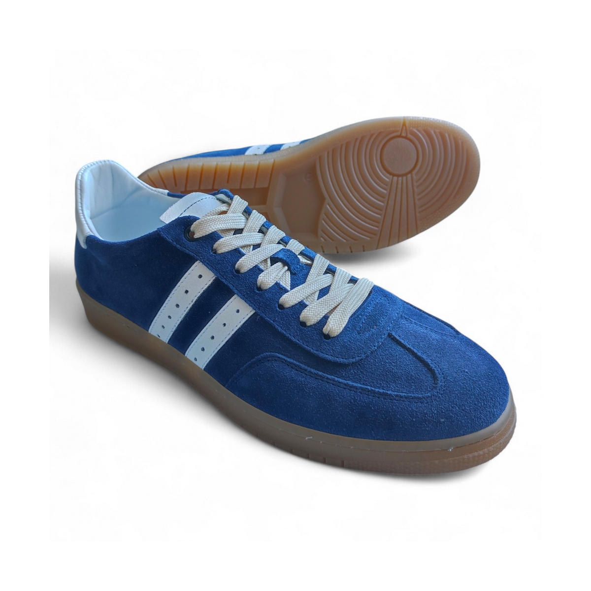 SNEAKERS ALLACCIATE UOMO IN PELLE SCAMOSCIATA BLU CON RIPORTI BIANCHI E FONDO AMBRA CUCITO - immagine 3