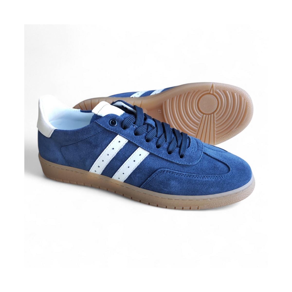 SNEAKERS ALLACCIATE UOMO IN PELLE SCAMOSCIATA BLU CON RIPORTI BIANCHI E FONDO AMBRA CUCITO - immagine 4