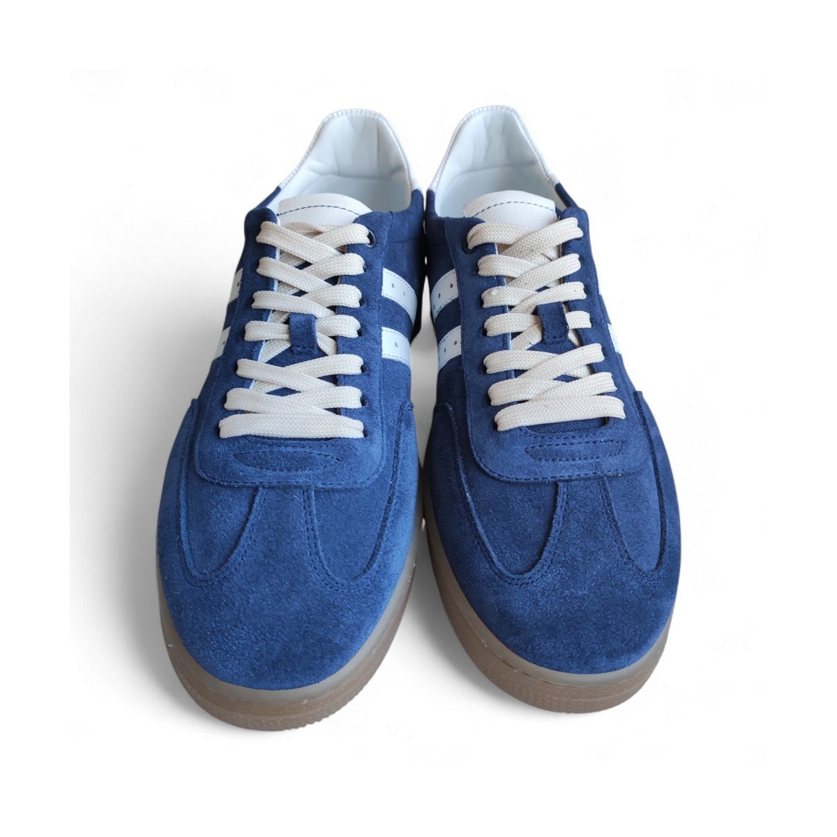 SNEAKERS ALLACCIATE UOMO IN PELLE SCAMOSCIATA BLU CON RIPORTI BIANCHI E FONDO AMBRA CUCITO - immagine 2